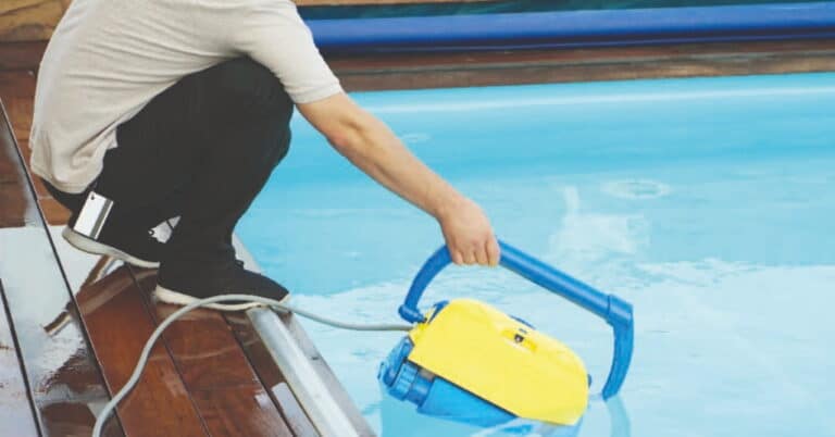 como funciona un limpiafondos manual piscinas plaza piscinas poliester destacada