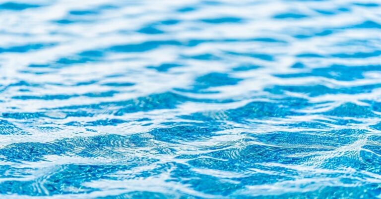como limpiar el fondo de una piscina sin limpiafondos
