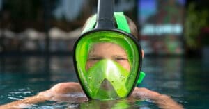 como recuperar el agua de mi piscina_tratamiento de cloro chico con gafas de bucear piscinas plaza zaragoza_