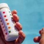 como utilizar el incrementador de ph piscinas plaza manos con una tira de analisis ph_