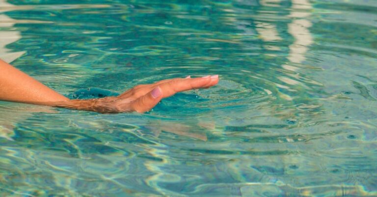 antialgas en la piscina